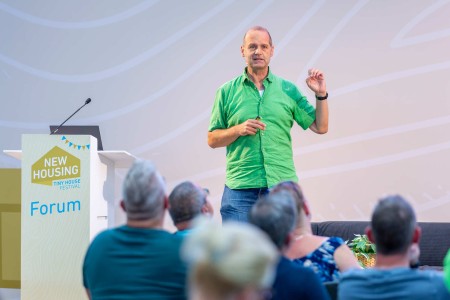 Ein Redner steht an einem Pult.