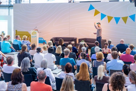 Ein Redner steht an einem Pult.