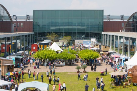 Auf dem Freigelände der Messe Karlsruhe, dem begrünten Atrium inmitten der vier Messehallen, entsteht ein Tiny House Dorf mit mehr als zwanzig verschiedenen Tiny Houses. (Credit: Messe Karlsruhe/ Jürgen Rösner)