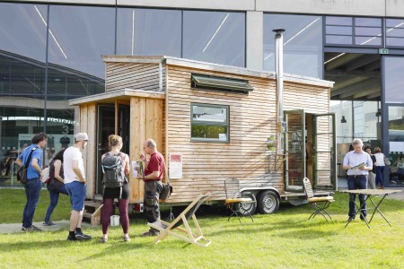 Hersteller von Tin Houses stehen für Fragen zur Verfügung und geben Informationen aus erster Hand weiter an Interessierte. (Credit: Messe Karlsruhe/ Jürgen Rösner)