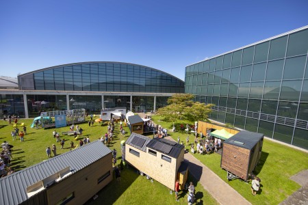 Verschiedene TIny Houses werden im Atrium der Messe ausgestellt 