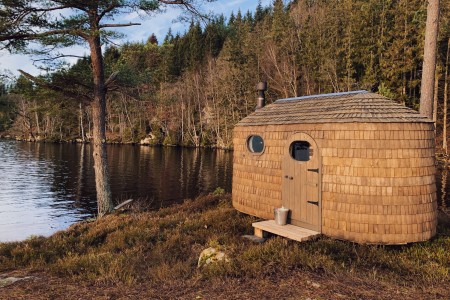 The aspen shingle façade of the Tiny House by GOAHTE blends perfectly into any natural landscape. (Credit: GOAHTE)