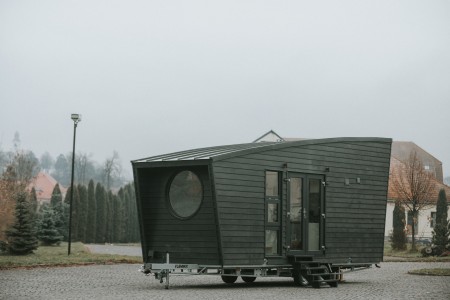 Die Tiny Houses des AusstellersTiny House Factory zeichnen sich durch das mehrfach geflammte japanischem Zedernholz aus. (Credit: Tiny House Factory)